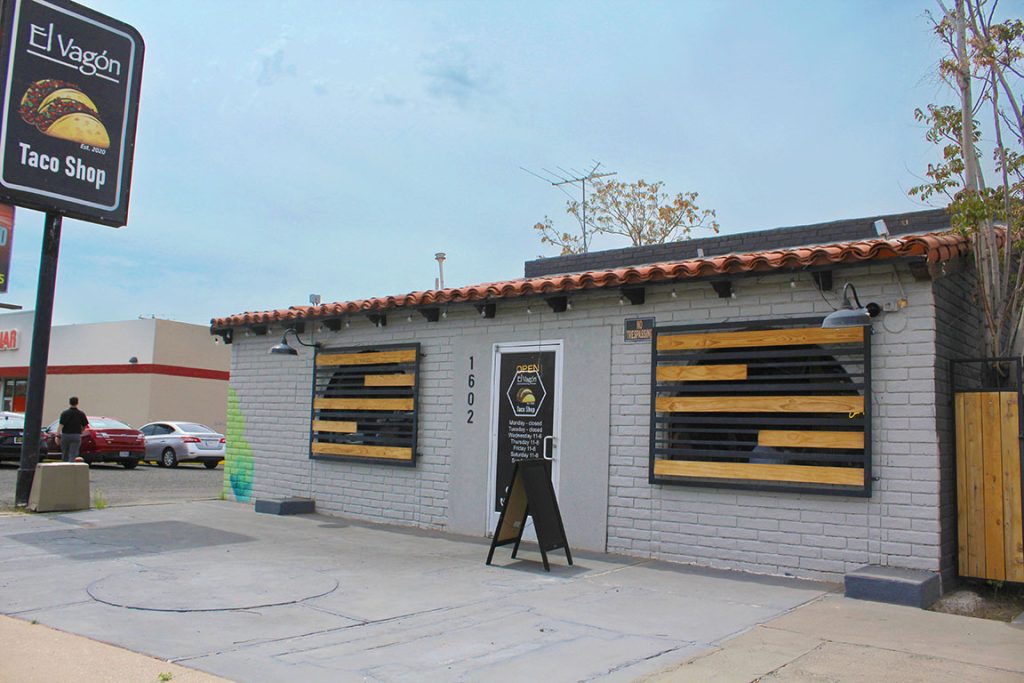 El Vagon outside