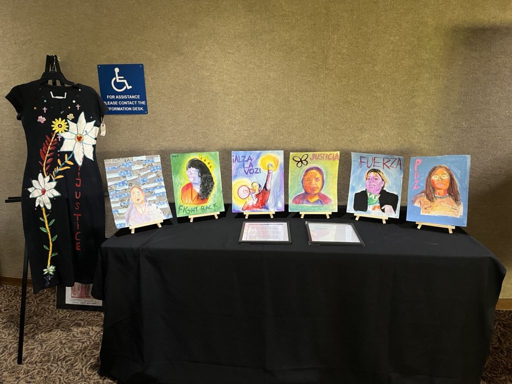 Arte representando a panelistas hechas por estudiantes de la Academia de Arte de J. Paul Taylor.