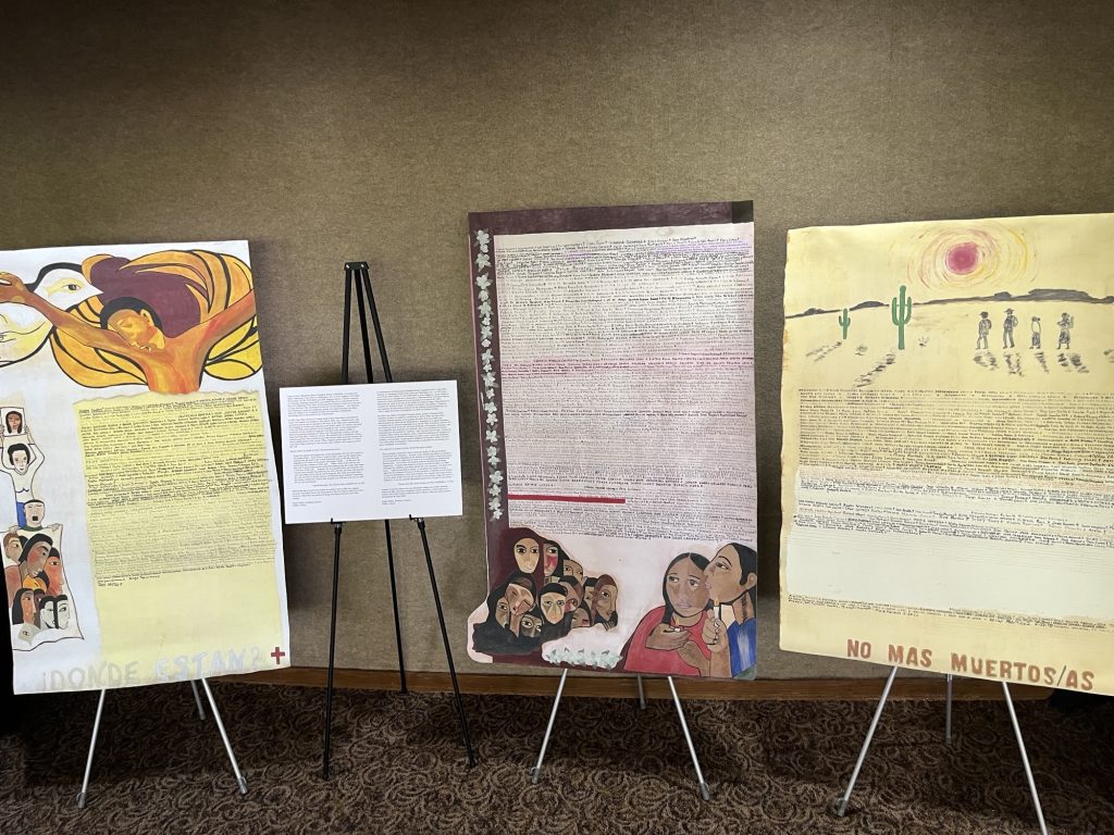 Lienzos creados por La Hermana de la Misericordia Elizabeth (Betty) Campbell mostrando listas de víctimas de violencia.