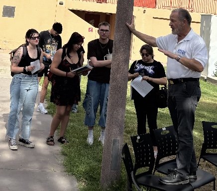 Professor Nick Miller talking to students at News22 kickoff event Aug. 28. (Photo/Isaac Jaimes)