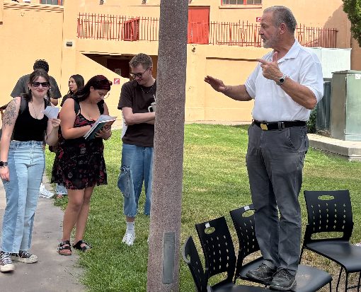 Professor Nick Miller talking to students at News22 meeting Aug. 29. (Photo/Isaac Jaimes)