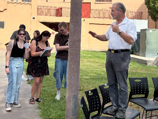 Professor Nick Miller talking to students at News22 meeting Aug. 29. (Photo/Isaac Jaimes)